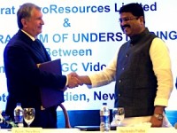 Source: Rosneft. Rosneft CEO Igor Sechin and Indian Oil Minister Dharmendra Pradhan.