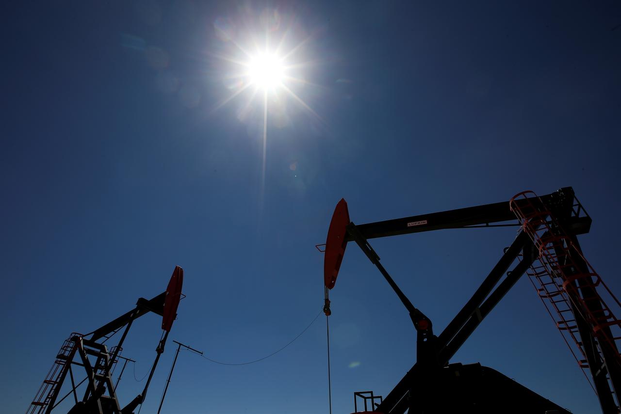 Oil prices fall 1% as global demand concerns grow