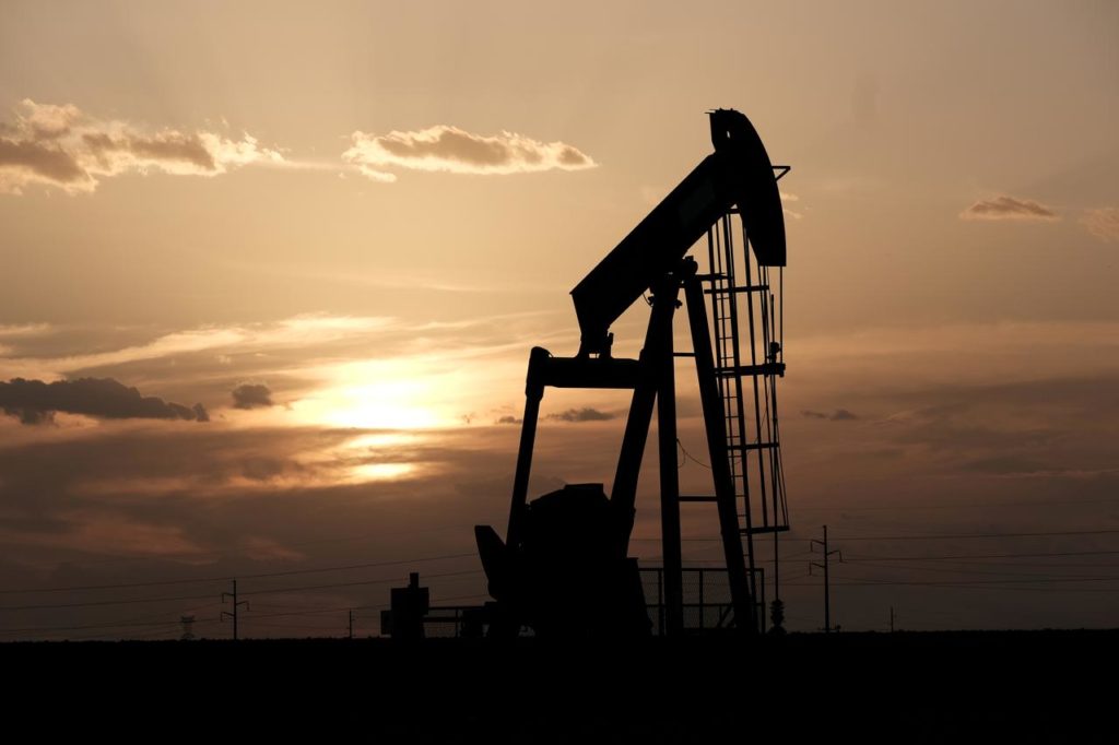 U.S. crude oil inventories increase by 0.8 million barrels