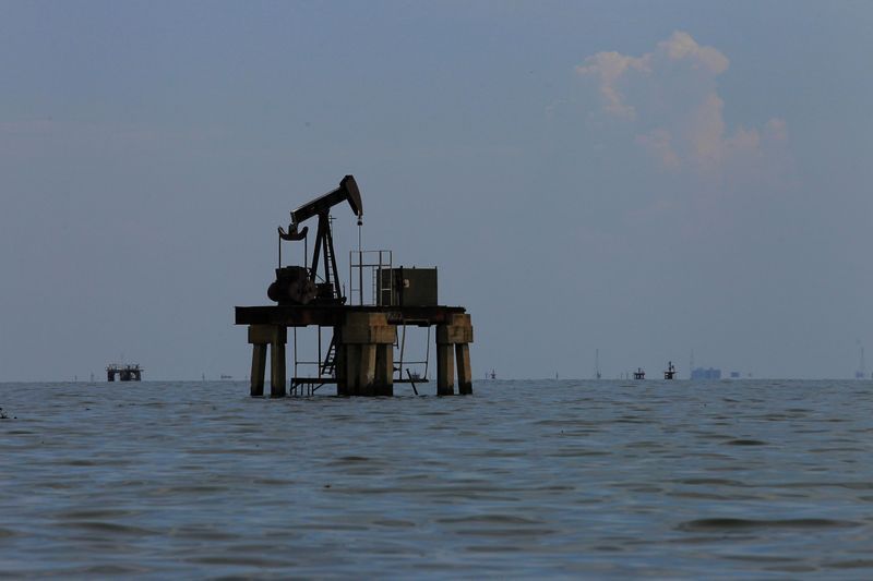 Oil falls on U.S. stimulus impasse and U.S. stockpiles- oil and gas 360