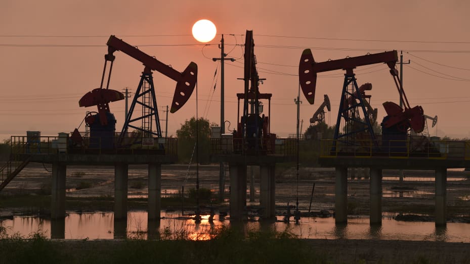 Oil falls on strong dollar and potential Fed rate rises- oil and gas 360