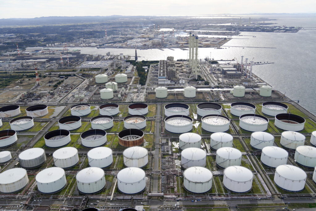 Oil extends gains on Kurdish supply risks and banking relief- oil and gas 360