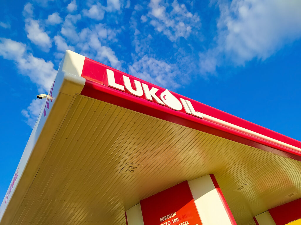 Rival bidders pursue Lukoil assets despite Carlyle deal, sources say- oil ang gas 360